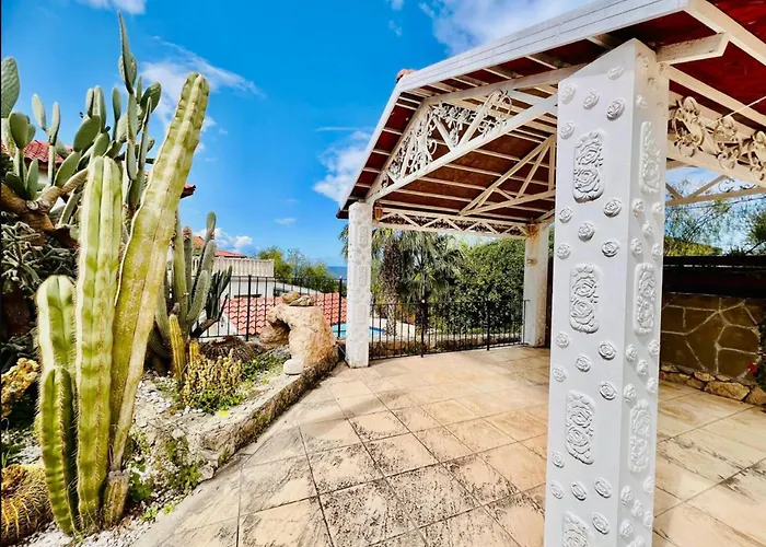 Rosa By Holidaykeys Villa *